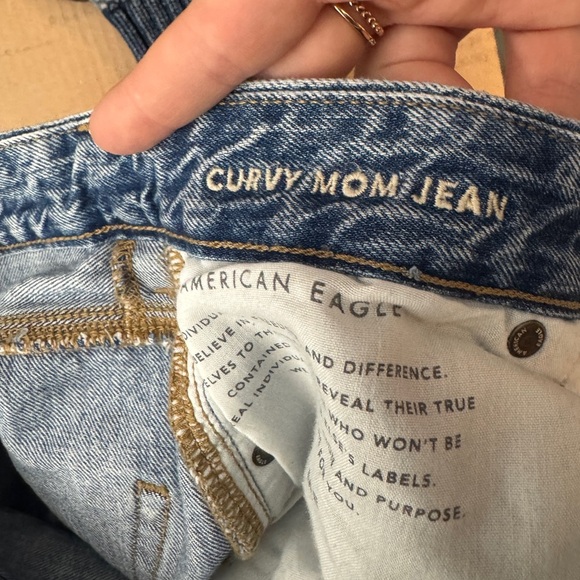 AMERICAN EAGLE Curvy Mom Jeans Acid Washed Distressed Size 6 - Picture 3 of 5